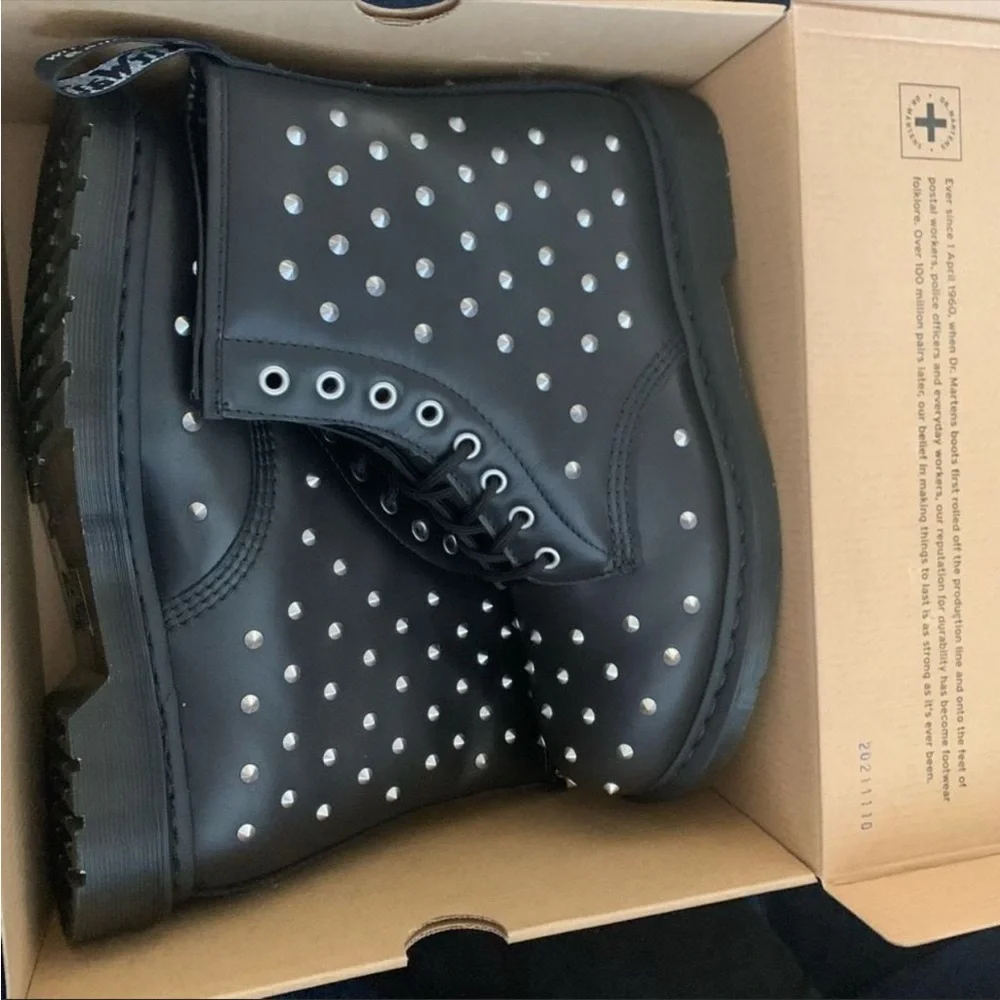 Dr. Martens Studded Combat Boots Size 5 - NEW IN BOX - Picture 4 of 8